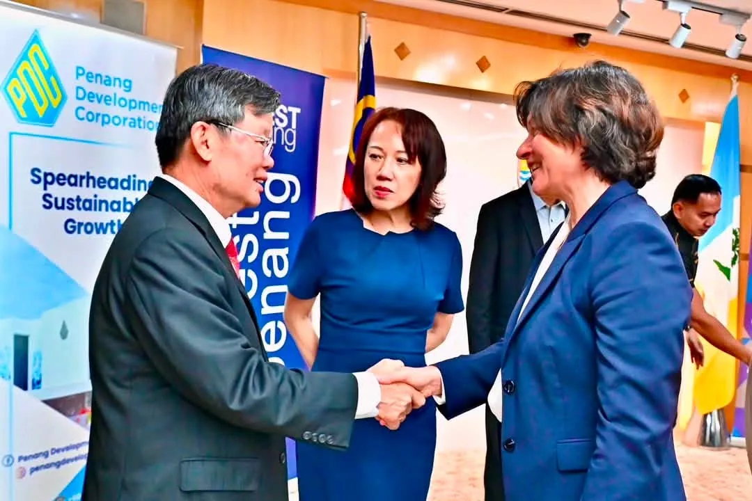 Chief Minister Chow Kon Yeow with Eppendorf Group CEO Dr Christine Munz at the signing ceremony