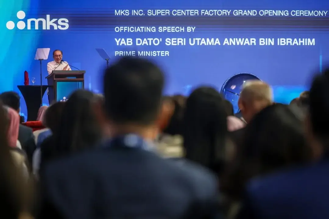 Prime Minister Anwar Ibrahim delivering the officiating speech at the MKS Super Center Factory grand opening ceremony.