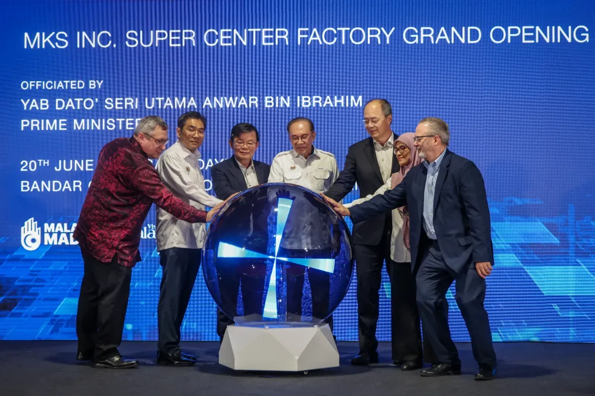 Left to right: Mr. David Gamble, Chargé d'Affaires at U.S. Embassy Kuala Lumpur; YB Tuan Sim Tze Tzin, Deputy Minister of Investment, Trade and Industry; YAB Tuan Chow Kon Yeow, Chief Minister of Penang; YAB Dato' Seri Utama Anwar bin Ibrahim, Prime Minister of Malaysia; Mr. John T.C. Lee, President and CEO, MKS Inc.; Ms. Zuaida Abdullah, Deputy CEO, Malaysian Investment Development Authority; Mr. Jim Schreiner, EVP and COO, MKS Inc.