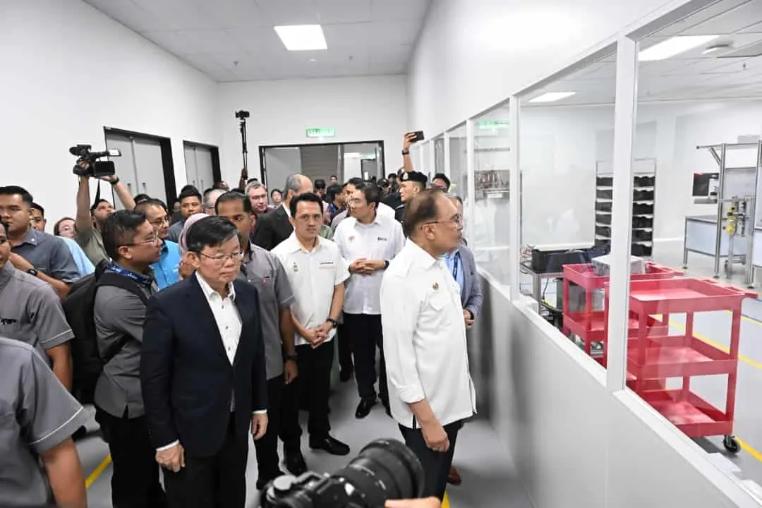 Prime Minister Anwar Ibrahim and Penang Chief Minister Chow Kon Yeow touring the production floor of the new facility.