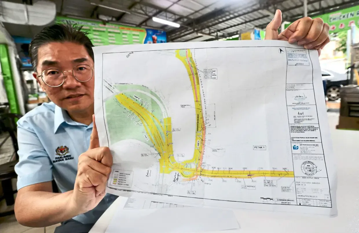 Bayan Baru MP Sim Tze Tzin showing plans for the bridge linking Penang island to Pulau Jerejak, at a briefing on the 32ha development. Photo: Zhafaran Nasib/The Star